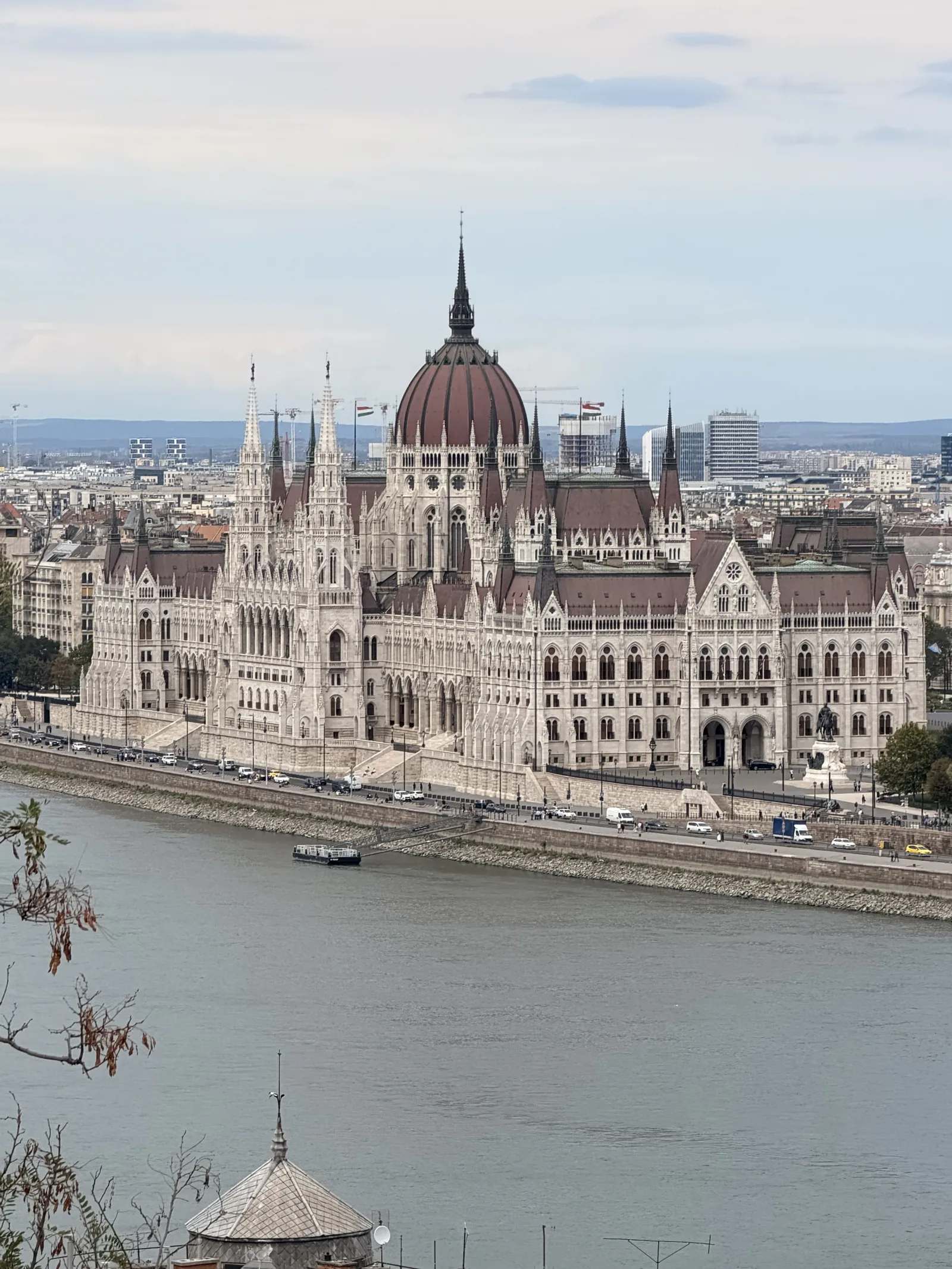 Das ungarische Parlamentsgebäude an der Donau