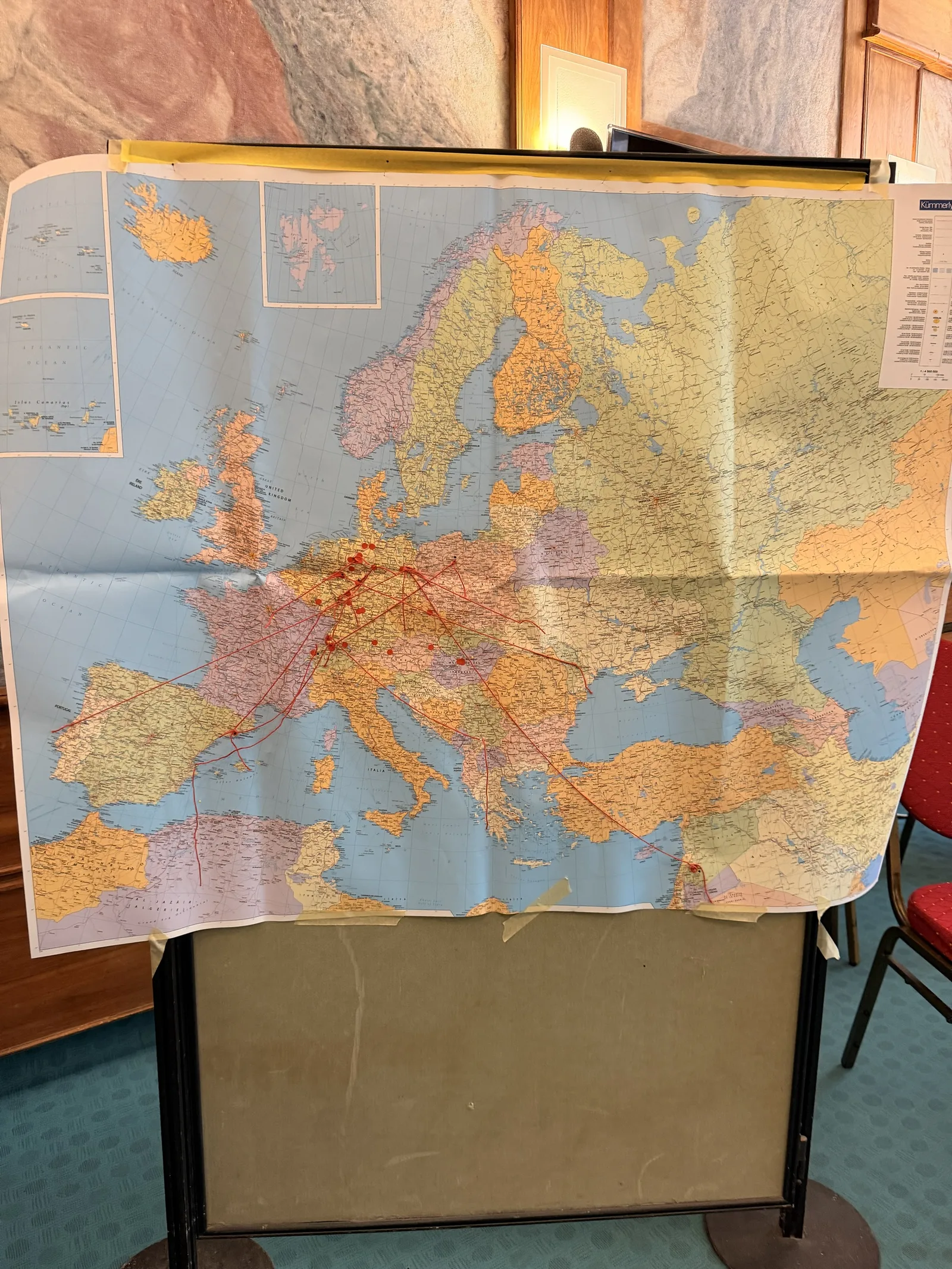 Europakarte mit roten Fäden, die die Herkunftsorte der Teilnehmenden mit Budapest verbinden