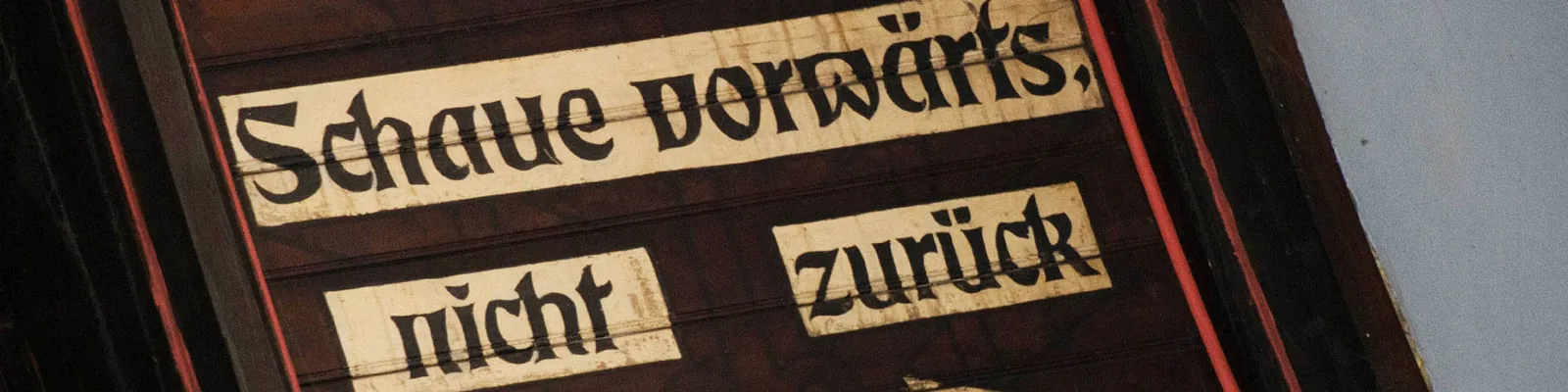 Inschrift: Schaue vorwärts, nicht zurück