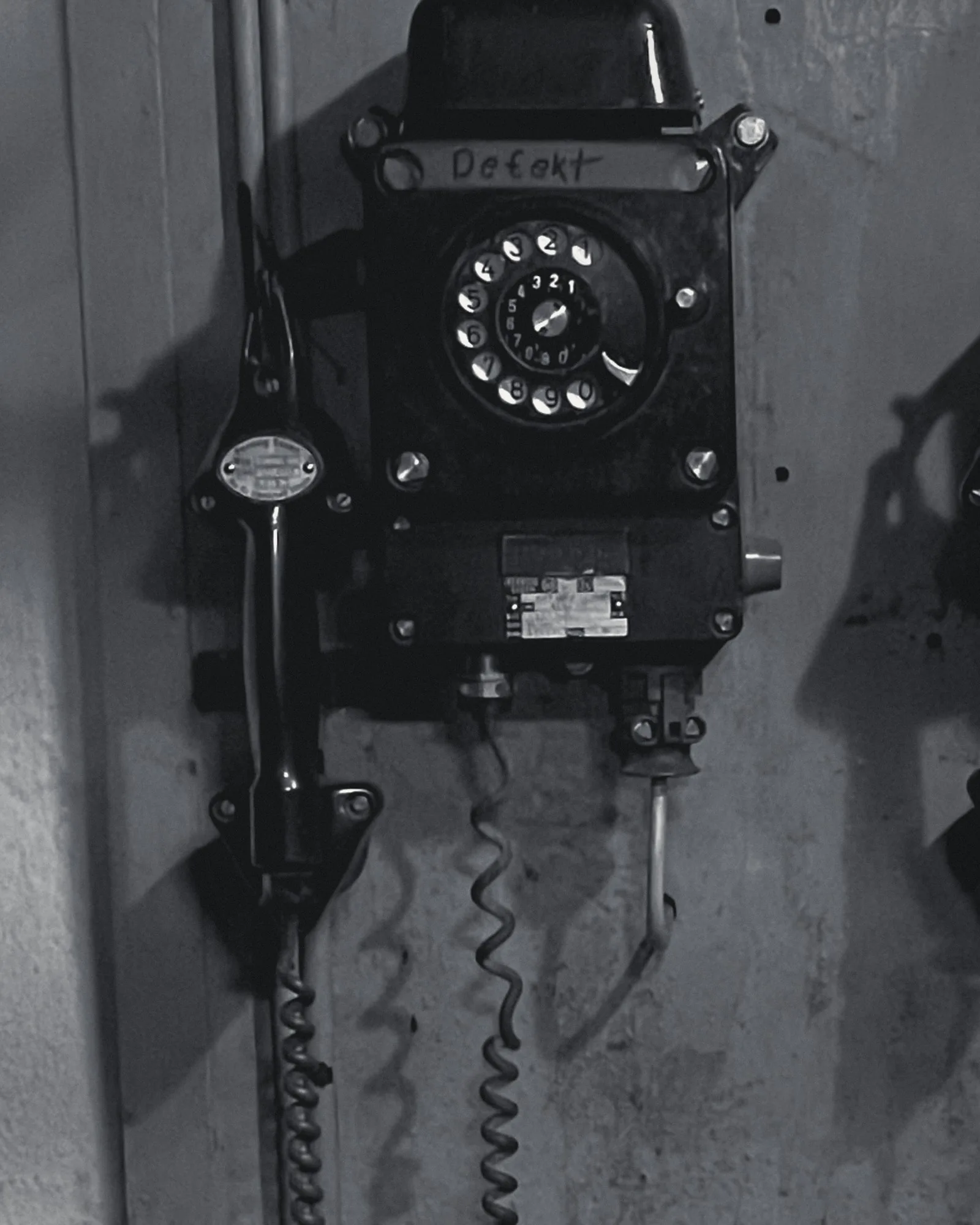 Grubentelefon mit Schild ‚Defekt‘