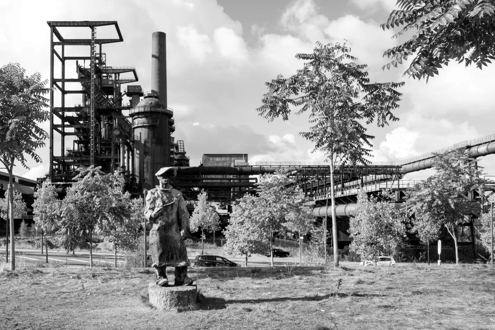 Hochofen Phoenix West, Dortmund, mit Skulptur eines Hüttenarbeiters